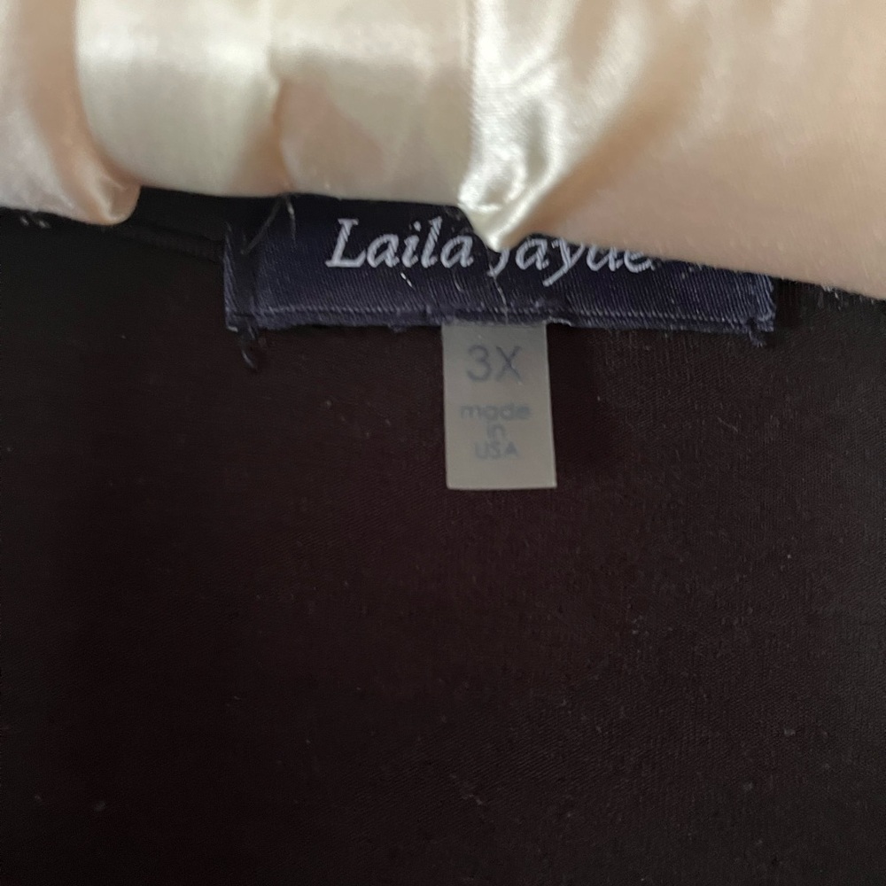 Laila Jayde black V neck. - Picture 4 of 4